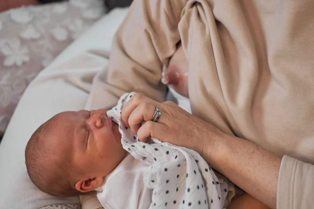 Gestilltes Baby Stillhütchen mit Muttermilch